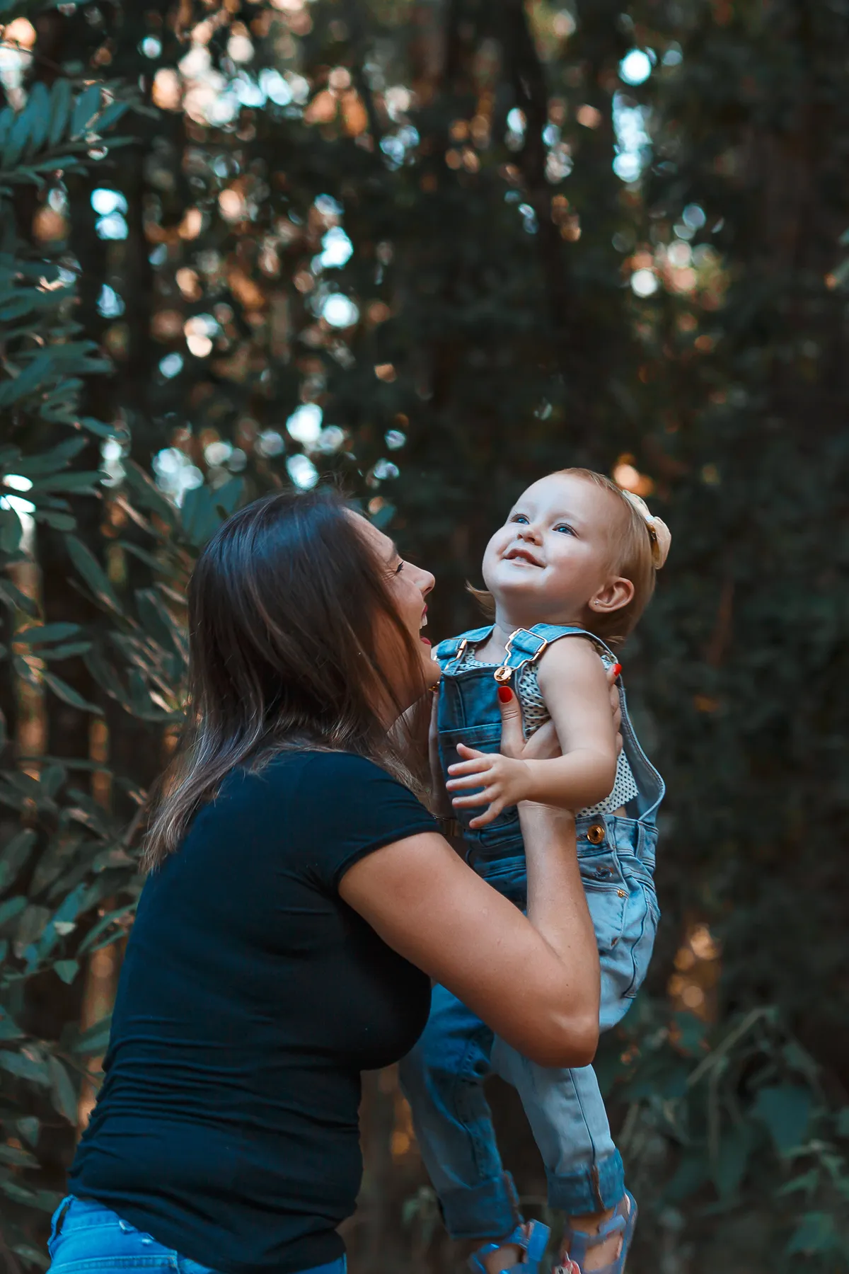 Mujer con niña sonriente